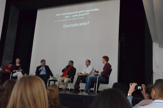 Bei der Diskussion mit Schüler*innen der KGS Rastede der 10. und 11. Klassen gab's viel Applaus für GRÜNE Ideen. Je konkreter wir in diesem Fall auf Jugendliche zugehen, desto größer die Zustimmung. 