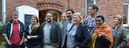 Bio-Gärtner Martin Clausen, Bundestagskandidatin Christina-Johanne Schröder, MdB Peter Meiwald, Werner Klaus, Ratsherr Sinan Shikko, Ratsfrau Marianne Huismann, Ulrike Klaus, Ratsherr Harald Schneewind, Florence Mukobwajana (Grüne Rwanda), Angela Endemann