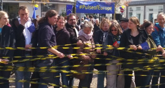 Sonntags, 14 Uhr - Zeit für Pulse of Europe auf dem Julius-Mosen-Platz in Oldenburg. Die blauen Europaflaggen mit den goldenen Sternen wehen im Wind. Zum ersten Mal traf sich die Bewegung nach der ersten Runde der Wahlen in Frankreich, aus der ein pro-europäischer Kandidat als Sieger der hervorgegangen ist. Vorsichtiger Optimismus machte sich breit.
