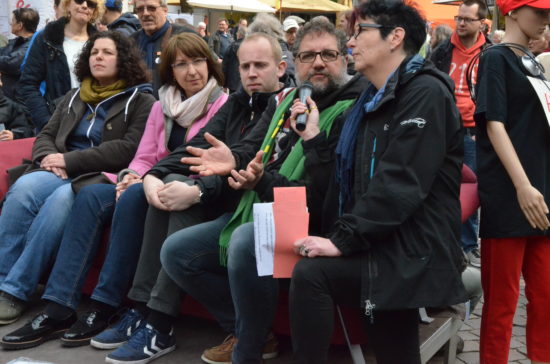 Die Regionsgeschäftsführerin des DGB, Dorothee Jürgensen (re.), hatte uns MdBs Barbara Woltmann (CDU, 2.v.l.) und Denis Rohde (SPD, 3.v.l.) und die Kandidatin der Linken, Amira Mohamed Ali (li.) nach einer sicheren Rente gefragt. Ich antwortete: In Würde altern, mit einer sicheren Rente, die auch dann noch vor Armut schützt, wenn man zeitweise keinen Job oder einen niedrigen Verdienst hatte. Wir müssen in dieser Frage ganzheitlich rangehen. Das Rentenniveau muss stabilisiert werden, so dass Durchschnittsverdienerinnen und Durchschnittsverdiener mit 45 Beitragsjahren auch über das Jahr 2025 hinaus mindestens eine Rente erhalten, die 50% oberhalb der Grundsicherung liegt. Eindimensionale Lösungen bringen uns hier nicht weiter. Die Rente muss in der Breite gestärkt und den Menschen geholfen werden, die vom bisherigen System benachteiligt werden. Unsere Lösungen zielen sowohl auf Geringverdienende als auch auf die Mittelschicht. Wir unterstützen Selbstständige, Frauen und Menschen mit gesundheitlichen Beeinträchtigungen gleichermaßen. Eine für alle: Die grüne Bürgerversicherung.
