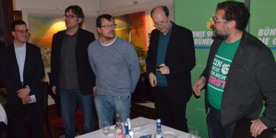 Volles Haus im Biorestaurant Seidenspinner wenne s um "kurze Wege für den Klimaschutz" geht. Der Vortrag von Verbraucherschutzminister Christian Meyer (2.v.r.) und die lebhafte Diskussion mit den Menschen macht so sehr deutlich, wie uns unsere Ernährung betrifft. Dreimal täglich essen ist auch eine politische Entscheidung. Da geht es um unsere eigene Gesundheit, um das globale Gerechtigkeit und das Tierwohl. Das bestätigten der Obst- und Gemüseerzeuger Georg Köster (2.v.l.) aus Ofen und der Mutterkuhalter Torsten Gersch (3.v.l.). Als Dankeschön für die engagierten Impulse gab es vom GRÜNEN Oldenburger Vorstand Thomas Mike Peters (1.v.l.) Biowein.