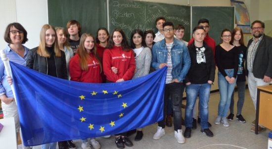Beim EU-Projekttag bin ich von 10. Klassen der Oberschule Eversten in Oldenburg eingeladen worden. Warum schottet sich die EU so dermaßen ab und macht es Menschen auf der Flucht so schwer von ihr zu profitieren? Das war das zentrale Thema für die Jugendlichen. Politik ist auch schwer zu verstehen. Hierzulande lästern viele Menschen über Trump, weil er in Mexiko eine Mauer bauen möchte und die EU macht es ihm z.B. in Ungarn und Serbien vor, ohne dass landauf landab jemand dagegen etwas unternimmt. Ganz links im Bild Lehrerin Monika Triestram. Danke für ihr und für euer Engagement für Europa.