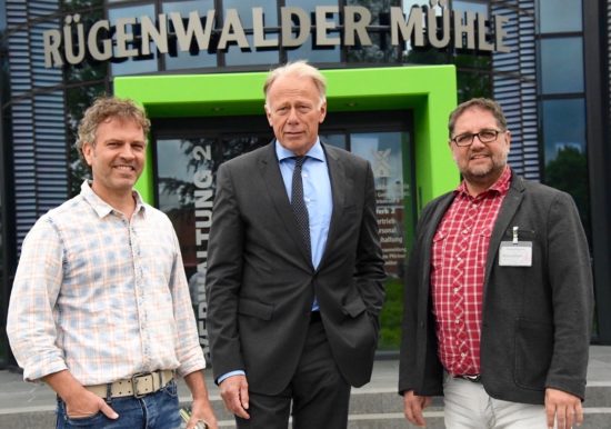 Godo Röben, Marketingchef der "Rügenwalder Mühle", Jürgen Trittin und ich. Foto: Thorsten von Reeken