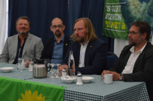 Beim Pressegespräch (v.l.n.r.) Michael von den Berg, Parteivorsitzender GRÜNE Wilhelmshaven, Alex von Fintel, GRÜNER Kandidat für die Bundestagswahlen, Toni und ich.