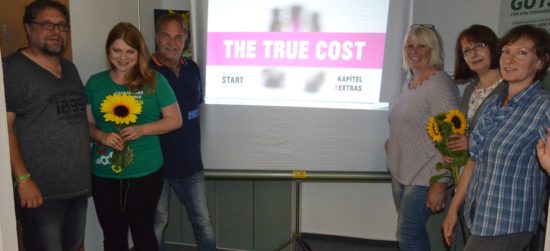 Das Preisschild an einem Kleidungsstück beinhaltet selten die wahren sozialen und ökologischen Kosten. Deshalb haben wir auch in Delmenhorst den Film "the true cost" - der Preis der Mode gesehen (v.r.n.l.): Angela Endemann, Ulrike Klaus, Andrea Lotsios, Werner Klaus, Christina-Johanne Schröder und ich.