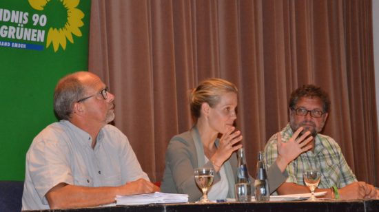 Als in Berlin der Gipfel der Auto-Kraten ohne Umwelt- und Verbraucherschützer tagte war ich mit der stellvertretenden Bundesgeschäftsführerin der Deutschen Umwelthilfe, Barbara Metz, und Garrelt Agena, dem lokalen GRÜNEN Kandidaten für die Bundestagswahl, ausgerechnet in Emden, dem ostfriesischen Arbeitgeber schlechthin, um über diesen Skandal zu informieren. Spannend für mich war zu hören, wie sehr sich die anwesenden VW-Mitarbeiter für ihren Betrieb schämen.
