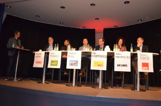 Sechs Kandidat*innen vor hunderten von Berufsschüler*innen
