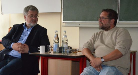 Der MdB-Kollege Stephan Albani und ich im Poltik-Leistungskurs der 11. Klasse der KGS-Rastede