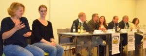 Zwei Gebärdendolmetscherinnen haben mehr als zwei Stunden fantastische Arbeit geleistet. So unterstützt konnten sich alle Besucher*innen an der Podiumsdiskussion beteiligen.