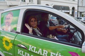 Mit Bassent im E-Auto lautlos und emissionsfrei im Wahlkampf unterwegs.