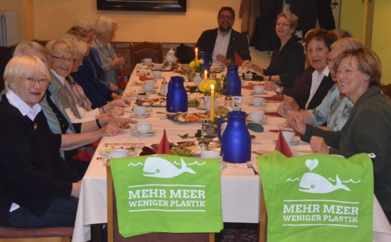 Der Deutsche Frauenring (DFR) hat mich zum Frühstück in das Gesellschaftshaus Meyer in Oldenburg eingeladen und während die Damen es sich schmecken ließen, habe ich über Verpackungsmüll referiert und über immer mehr Plastik in unserem Alltag. Der DFR setzt sich für die gleiche Teilhabe von Frauen auf allen Gebieten der Politik, des Rechts, der Wirtschaft, den Wissenschaften und der Kultur ein. Die Damen und ich waren uns einig darüber, dass wir unser Alltagsverhalten enkeltauglicher gestalten müssen.