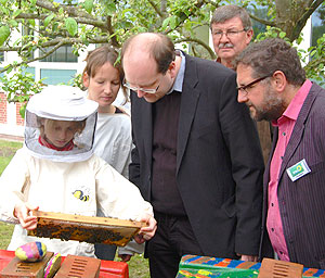 Christan Meyer und Peter Meiwald beim Imkerprojekt in der KGS Rastede