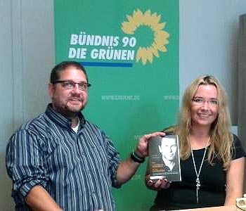 Buchübergabe beim Frauenfrühstück