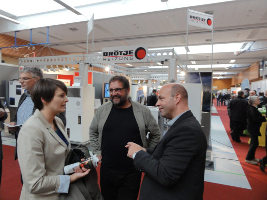 Gespräche am Rande des Buffets auf der Energiesparmesse 2013