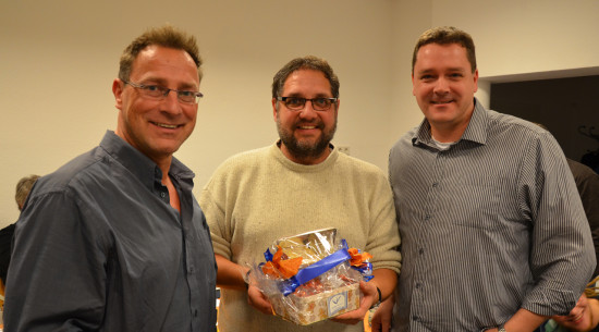 Michael Janßen und Ralf Riesebiehr vom KV Wilhelmshaven überreichen mir ein kleines Willkommensgeschenk. Danke! 