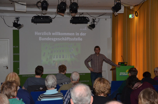 Daniel Holefleisch begrüßt die Gruppe