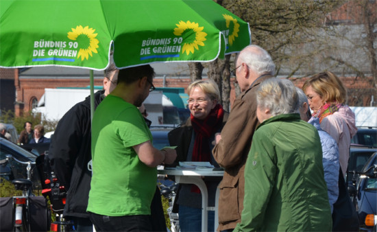 Diskussion am Infostand