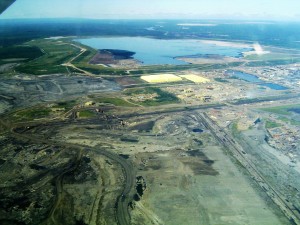 Syncrude mildred lake plant, Foto: TastyCakes, Bearbeitung: Jamitzky (Wikimedia Commons)