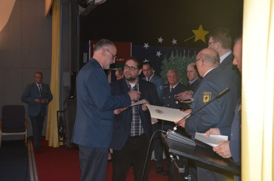 Die Bundesflutmedaille überreiche ich an 21 Frauen und Männer des THW Nordenham.