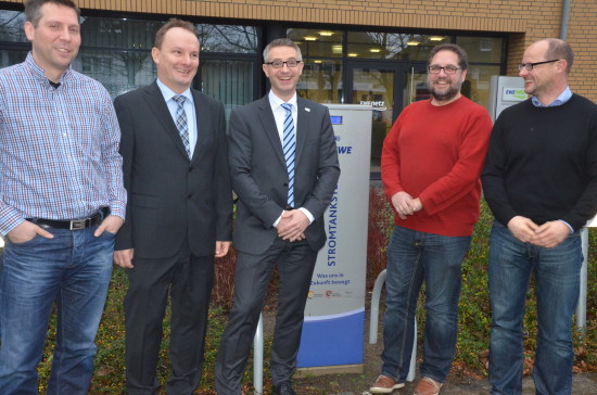 (von li. nach re.) Dennis Haferkamp (EWE Erneuerbare Energien), Carsten Pielotek (EWE Netz Entwicklung Strom), André Jestedt (Netzregionsleiter Oldenburg Varel), Stromtankstelle, ich, Alexander von Monschaw (EWE AG)