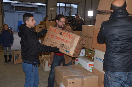 Beim Verladen von Hilfsgütern für Flüchtlinge.