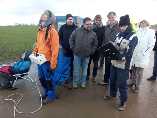 Auf freier Fläche in Nordwestmecklenburg im Wind Drachen schauen.