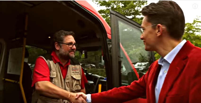 Peter begrüßt den GRÜNEN Landratskandidaten Tammo Lenger aus Leer im Bürgerbus