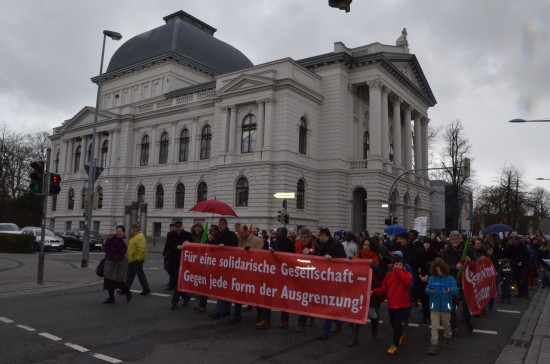 Die Stadtgesellschaft marschiert an der historischen Kulisse des Oldenburgischen Staatstheaters vorbei.