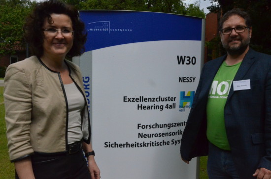NeSSy, herzlich willkommen in der Uni Oldenburg. Hier gibt es dich tatsächlich. Gabi und ich bei der Eröffnung des Forschungsbaus.