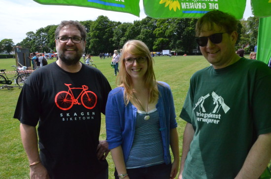 Beim Demokratie-Fest in Oldenburg auf den Dobbenwiesen am GRÜNEN Stand mit Sinje Eichner aus der Ratsfraktion und dem GRÜNEN Mitglied Thorsten Duhn.