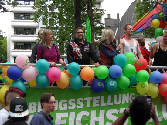 Hoch auf dem GRÜNEN Motivwagen beim CSD Nordwest in Oldenburg. Links neben mir das GRÜNE Feierbiest Susanne Miks.