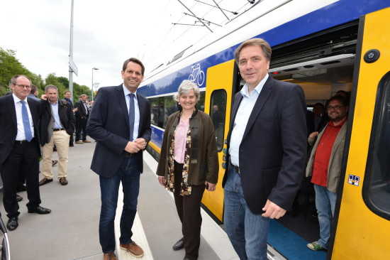 Die Drei auf dem Bahngleis in Wechloy: Vize-Uni-Präsidentin Katharina Al-Shamery, Niedersachsens Wirtschaftsminister Olaf Lies und Oldenburgs OB Jürgen Krogmann. Und ich in der RS 3.