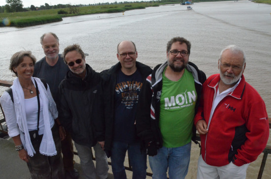 Schauten gemeinsam in die schmutzig braune Brühe (v.l.n.r.): Birgit Rutenberg (GRÜNE Rheiderland), Wolfram Höhn (GRÜNE Leer), Lutz Drewniok (GRÜNE Leer), Clemens Ressmann (GRÜNE Leer), ich, Detlef Herrmann (GRÜNE Overledingerland).