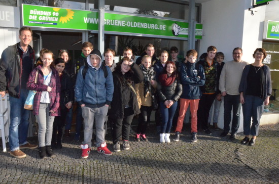 Eine Stunde Politikunterricht mit zwei Politiker_innen von der Landesebene und der Bundesebene (v.l.n.r.): Carsten Kliegelhöfer (Politiklehrer), Margitta Laabs (Klassenlehrerin), Susanne Menge (MdL), Peter Meiwald (MdB).