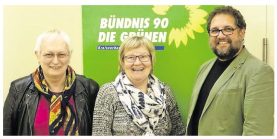 Sind vehement dagegen, die Elbe auszubaggern, umsie der Umwelt zu opfen (v.l.n.r.): die GRÜNE MdB Kollegin Valerie Wilms, Eva Viehofff (GRÜNE Kreisvorstand Cuxhaven, ich). Foto Marcel Kolbenstetter.