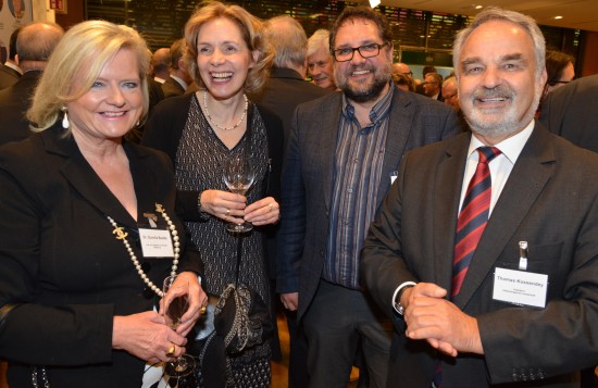 Fröhliches Gruppenbild mit (v.l.n.r.) Gunilla Budde,  Professorin für Geschichte an der Uni Oldenburg, Gabriele Nießen, Oldenburgs Stadtbaurätin, ich, Thomas Kossendey, Präsident der Oldenburgischen Landschaft. Foto: Tobias Frick