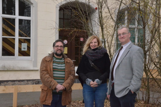 Gemeinsan mit Ingrid Kruse aus der Oldenburger Ratsfraktion habe ich mir die Erstaufnahmeeinrichtung im ehemaligen Kloster Blankenburg an Oldenburgs Stadtgrenze angesehen, die das Land mit den Johannitern betreibt. Leiter Klaus Siems hat uns beschrieben, dass 50% der Geflüchteten aus Syrien und Irak kommen. Die anderen Geflüchteten kommen aus Afghanistan, Algerien und weiteren Staaten Afrikas. Zur Zeit ist es ruhig, weil die Grenzen dicht sind.