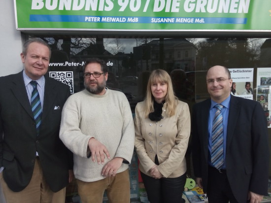 Hände waschen, Waschmaschine, Spülmaschine, Wasserkocher und die Toilettenspülung funktionieren in unseren Haushalten rund um die Uhr. An 365 Tagen im Jahr. Und das Wasser selbstverständlich in Trinkwasserqualität. Geht’s in die Dusche, kommt natürlich warmes Wasser aus der Leitung. Wovon die wenigsten wissen, ist ein Konflikt, der hinter den Kulissen ausgetragen wird: Es geht um den Zielkonflikt zwischen dem Klimaschutz und der berechtigten Sorge um die Gesundheit. Zu Zwecken des Klimaschutzes könnte Energie durch eine Absenkung der Vorlauftemparatur bei der Warmwasserbereitung eingespart werden. Der Verband Deutscher Maschinen- und Anlagenbau e.V. (VDMA), mit deren Fachleuten ich mich jetzt in Oldenburg getroffen habe, warnt aber genau davor, denn er befürchtet eine Absenkung des Hygieneniveaus. Zum Hintergrund: Etwa 3.000 Menschen sterben jährlich in Deutschland an verunreinigtem Wasser, vor allem durch Legionellen. Andererseits entstehen etwa zehn Prozent der Energiekosten im Haushalt durch die Erwärmung des Wassers. Hier müssen wir politisch aufpassen, dass auch für die Zukunft Lösungen gefunden werden, die Gesundheits- und Klimaschutz nicht gegeneinander ausspielen.