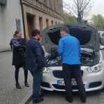 Peter Meiwald begutachtet das Wasserstoffauto