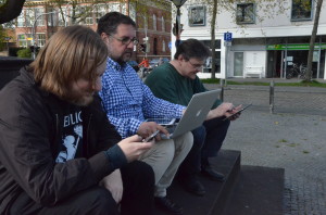 WLAN-Wüste war gestern. Rund um das Wahlkreisbüro gibt's jetzt freies WLAN. Es klappt, das haben Björn von Freifunkern, Jörg und ich ausprobiert, tadellos.
