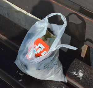Die Ausbeute von zehn minuten Sammeln: Plastikmüll von der Helgoländer Düne