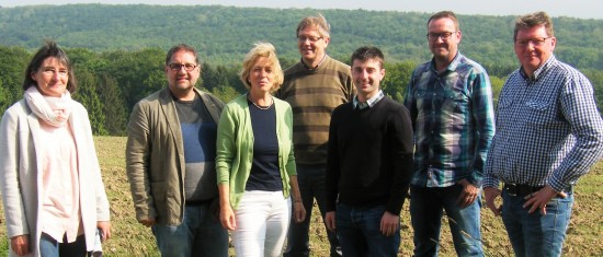 Mit Blick auf den Freden bekam ich den geplanten Trassenverlauf der B51-Verlegung erläutert (v.l.nr.): Felicitas Exner, ich, Bürgermeisterin Annette Niermann, OV-Sprecher Manfred Tobergte, Fraktionsvorsitzender Daniel Schneidier und zwei Vertreter der BI  