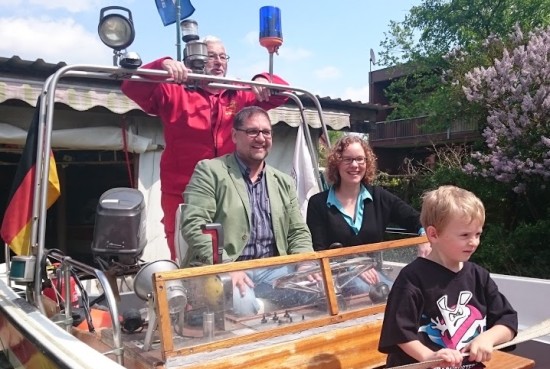 Ja wie cool ist das denn? Julia Verlinden und ich stehen gemeinsam sicheren Fußes auf der Brücke des Elbadlers, einem 70 PS  starken Rettungsboot der DLRG Hitzacker. Keine Sorge, Leute. Ich alter Seebär durfte nicht raus auf die Elbe. Der Elbadler stand auf einem Anhänger  fest verzurrt und dieser  verweilte im Hiddo Freibad auf sicherem Grund. 