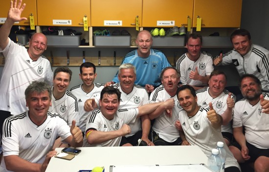 3. Platz für das Team des FC Bundestag bei der diesjährigen Parlamentarier-Euro in Kuopio/Finnland. Nach einem Sieg im Auftaktspiel gegen Gastgeber Finnland folgten unserem Team noch zwei Niederlagen gegen unsere Nachbarn aus Österreich und der Schweiz. Wichtiger als die Ergebnisse aber waren FairPlay und der kollegiale Austausch mit Abgeordnetenkollegen aus den vier beteiligten Parlamenten.