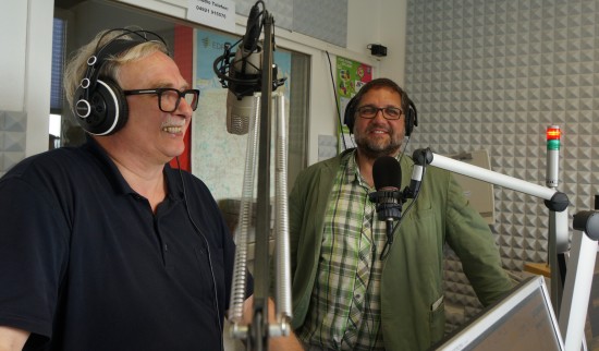 Moderator Dieter Frikke und ich im Studio Emden von Radio Ostfriesland.