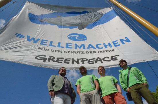 Klasse, dass die Beluga II von Greenpeace auch im Oldenburg Hafen festgemacht hat. Die Beluga II fährt Umweltkampagnen hart am Wind, in diesem Fall WELLEMACHEN für den Schutz der Meere. Plastik flutet unsere Meere. In Deutscland wird so viel Plastik verbraucht wie in keinem anderen Land der EU. Effizientes Recycling? Pustekuchen! Echte Kreislaufwirtschaft? Von wegen! Zwischen unserem Plastikverbrauch und unserem Plastikabfall klafft eine Lücke von etwa vier Tonnen. Wo landen die? Mit der Greenpeace-Crew Johannes Wriske, Danny Rimpl und Andreas Sieber (v.l.n.r.) halte ich danach Ausschau.