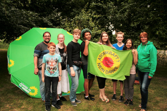 Umrahmen die Grüne Jugend des KV Leer: Meta Janssen-Kunz und ich.