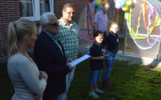 Gustav Zielke hatte die klasse Idee, ein Gewächshaus der Grundschule Tettens in Wangerland im Landkreis Friesland zu stiften. Die natürlichen Kreisläufe in der Landwirtschaft erleben Kinder so hautnah, wenn sie z.B. Gemüse anbauen. Das schmeckt ihnen natürlich auch sehr viel besser. Ein Gewächshaus ist eine perspektivenreiche Investition in die Zukunft unserer Kinder. Mein herzliches Dankeschön an alle Stifter*innen.