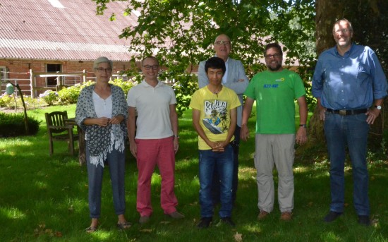 Öffentlich Widerstand gegen die Küstenautobahn zu zeigen gehört im Ammerland regelrecht zur GRÜNEN Streitkultur. Da sind wir uns auch mit Wim Deekens (rechts im Bild) eigens, durch dessen Land die A230 gebaut werden soll und das findet er gar nicht lustig. Es ist ein absurdes Theater um die A20, das die SPD aufführt, denn es gibt keinen hinreichenden Bedarf, deshalb ist es zu teuer und dieser Neubau einer Autobahn verstieße gegen alle Umweltauflagen. Schon mal was vom Pariser Klimavertrag gehört und den rechtsverbindlichen Abkommen, die dort geschlossen worden sind? Diese Klimaziele müssen erreicht werden, sonst machen wir uns nur noch lächerlich.
