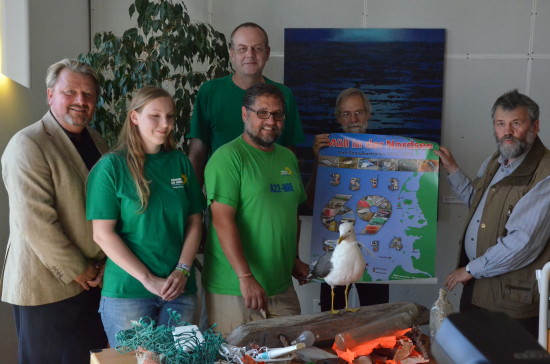 Das Thema Plastikmüll stand in Wilhelmshaven auf der Tagesordnung. Die unsichtbare Gefahr, von der wir nicht so recht wissen, wie krank sie uns macht. Deshalb ist es umso wichtiger, im Alltag darauf zu achten, sich z.B. der Verpackungen im Lebensmittelbereich zu erwehren. Wir müssen nicht jeden Quatsch der Industrie mitmachen und auch noch mit unserer Gesundheit bezahlen. Mit den GRÜNEN in WHV haben wir dann noch im Besucherzentrum des Nationalparkzentrums Wattenmeer den wirklich guten Film "Plastic Planet" gesehen (v.l.n.r.): Michael von den Berg, Antje Kloster, Ulf Berner, ich, Roger Stevies (Leiter Bildungsarbeit Nationalpark) und Dr. Thomas Clemens (Vorsitzender Mellumrat).